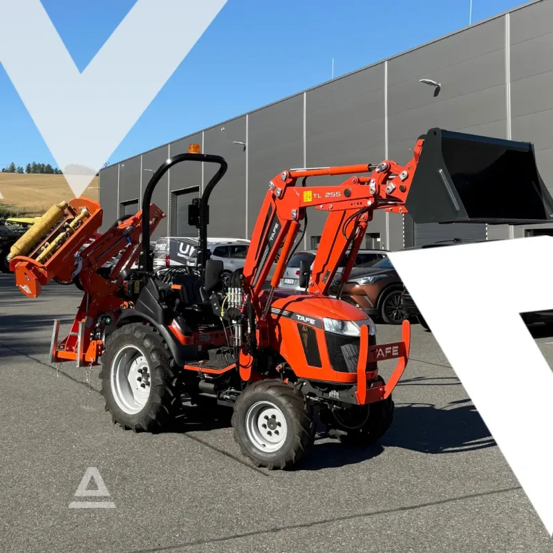 TRAKTOR TAFE 6028 M s čelním nakladačem TAFE TL25S