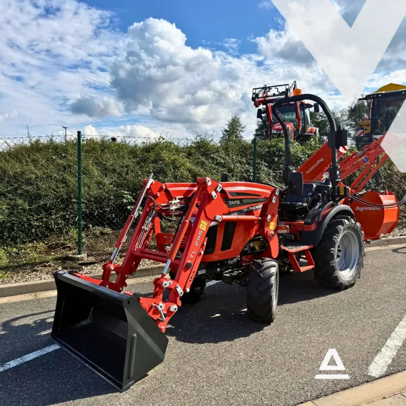 TRAKTOR TAFE 6028 M s čelním nakladačem TAFE TL25S – 3